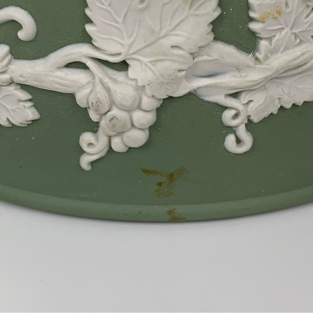 Wedgwood Sage Green Jasperware Lidded Round Box Large 5" Spike Knob Vtg Vines - Picture 12 of 16